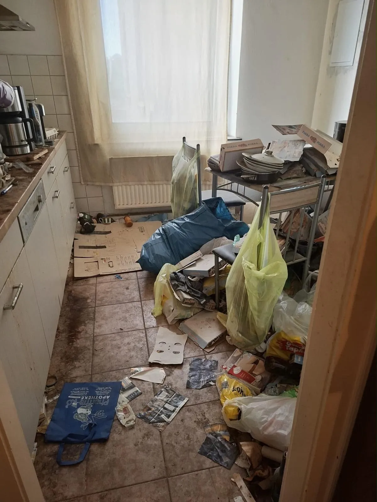 Küche einer Messie-Wohnung vor der Räumung
