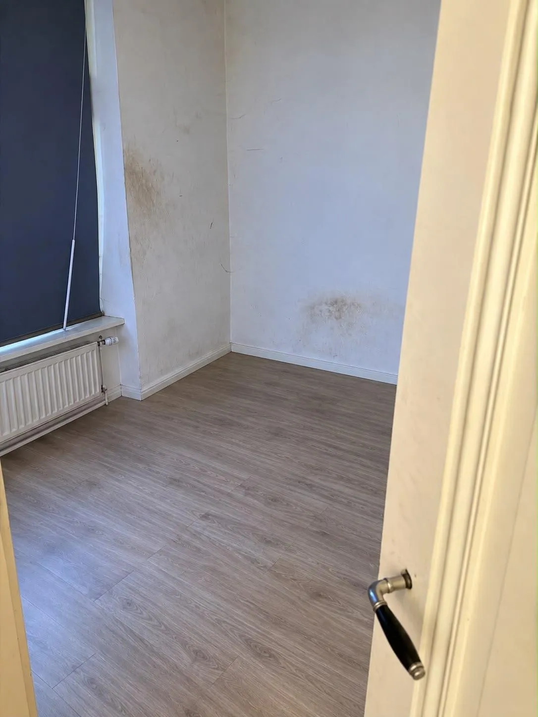 Zimmer einer Messie-Wohnung nach der Räumung