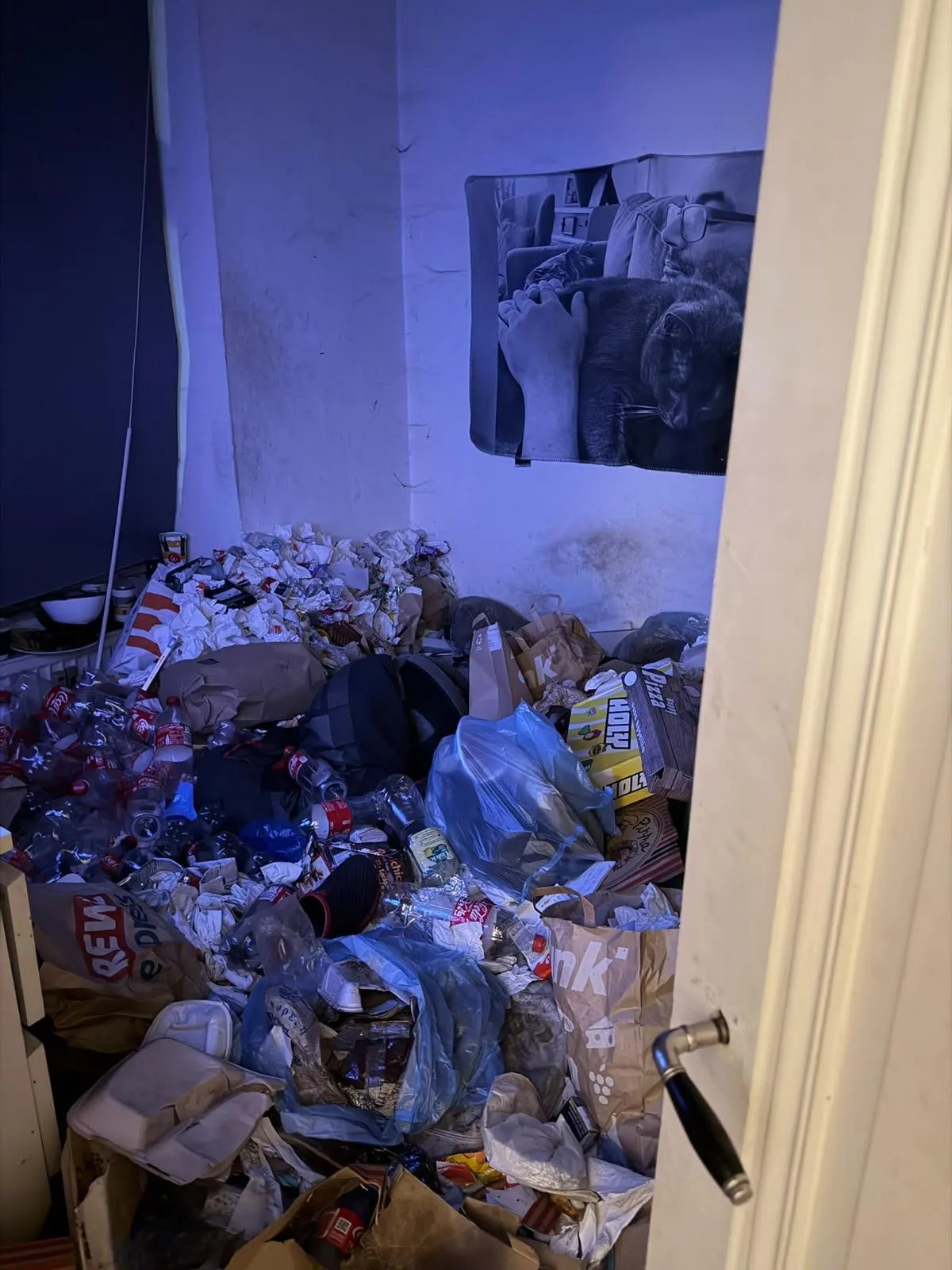 Zimmer einer Messie-Wohnung vor der Räumung
