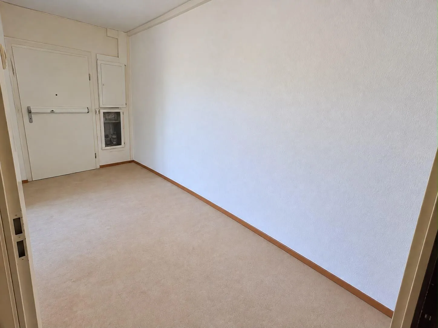 Wohnzimmer bei einer Haushaltsauflösung nach der Räumung